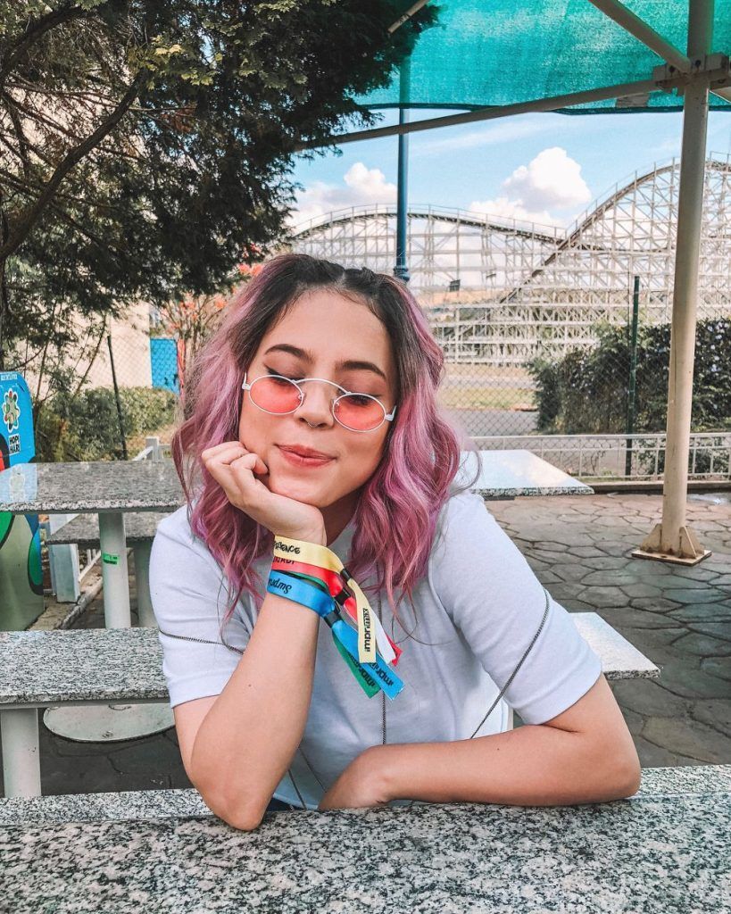 Mulher com cabelo rosa metalizado longo
