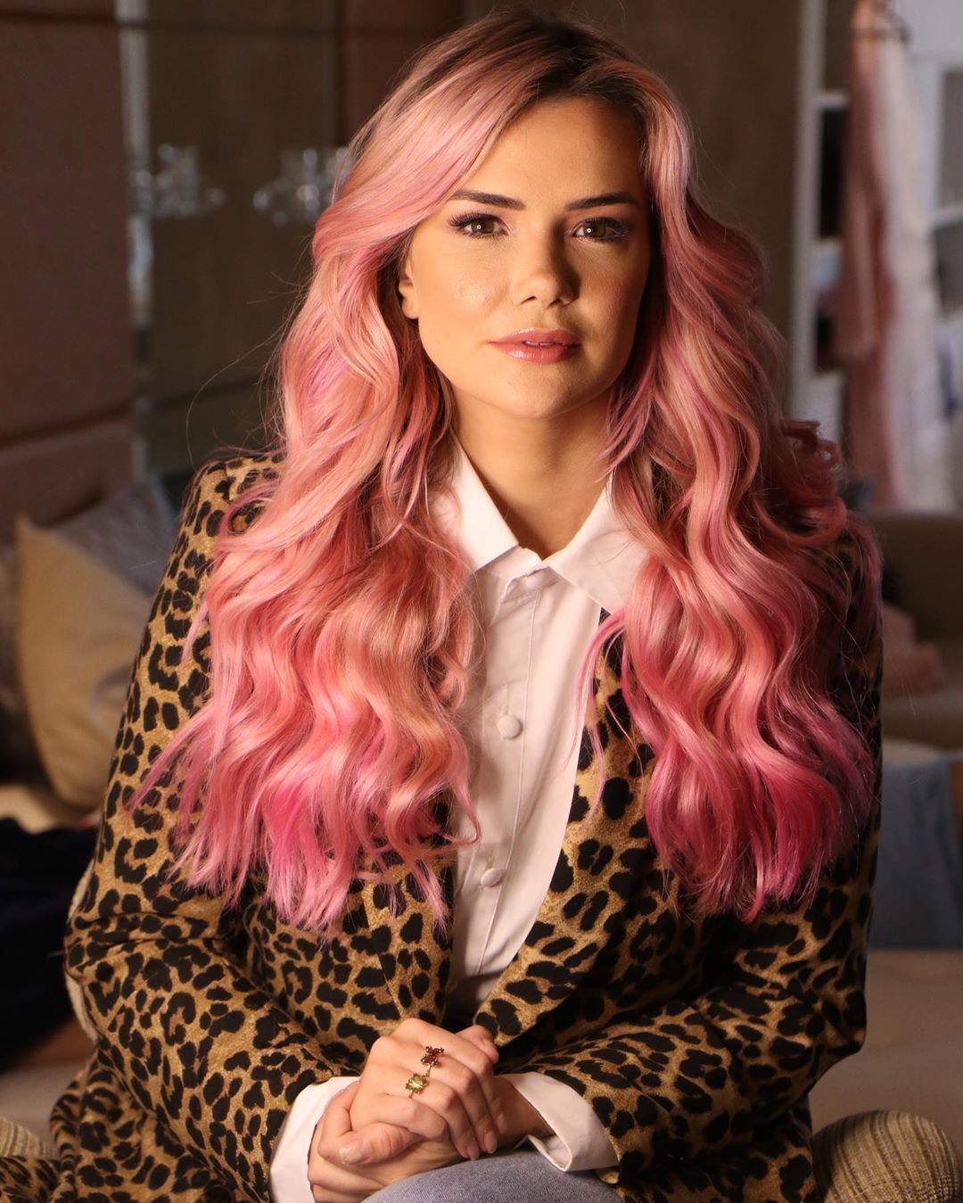 Marcela McGowan com cabelo rosa