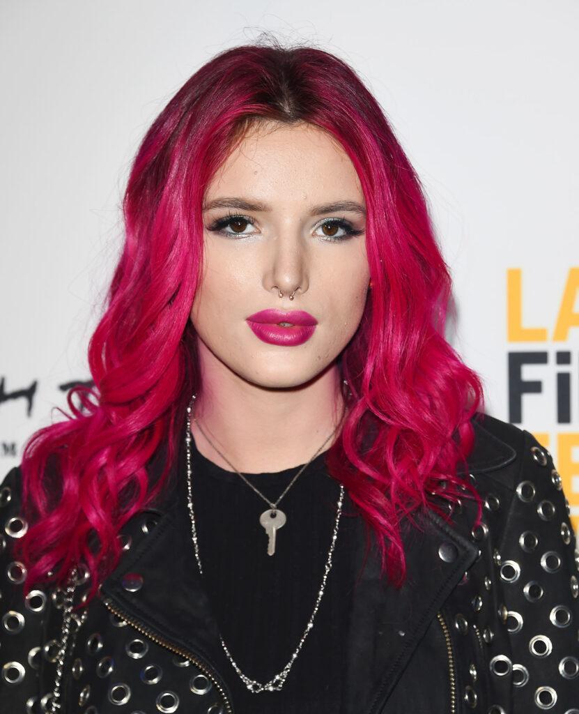 atriz bella thorne com cabelo rosa escuro