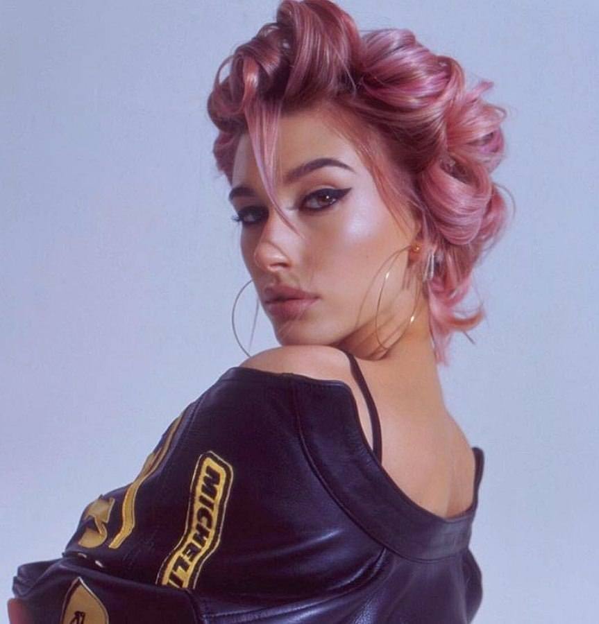 Hailey Baldwin com cabelo rosa preso