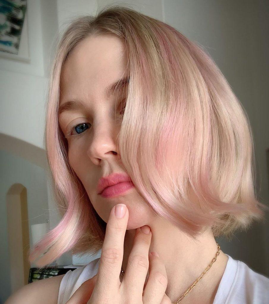 January Jones com cabelo chanel e luzes rosa