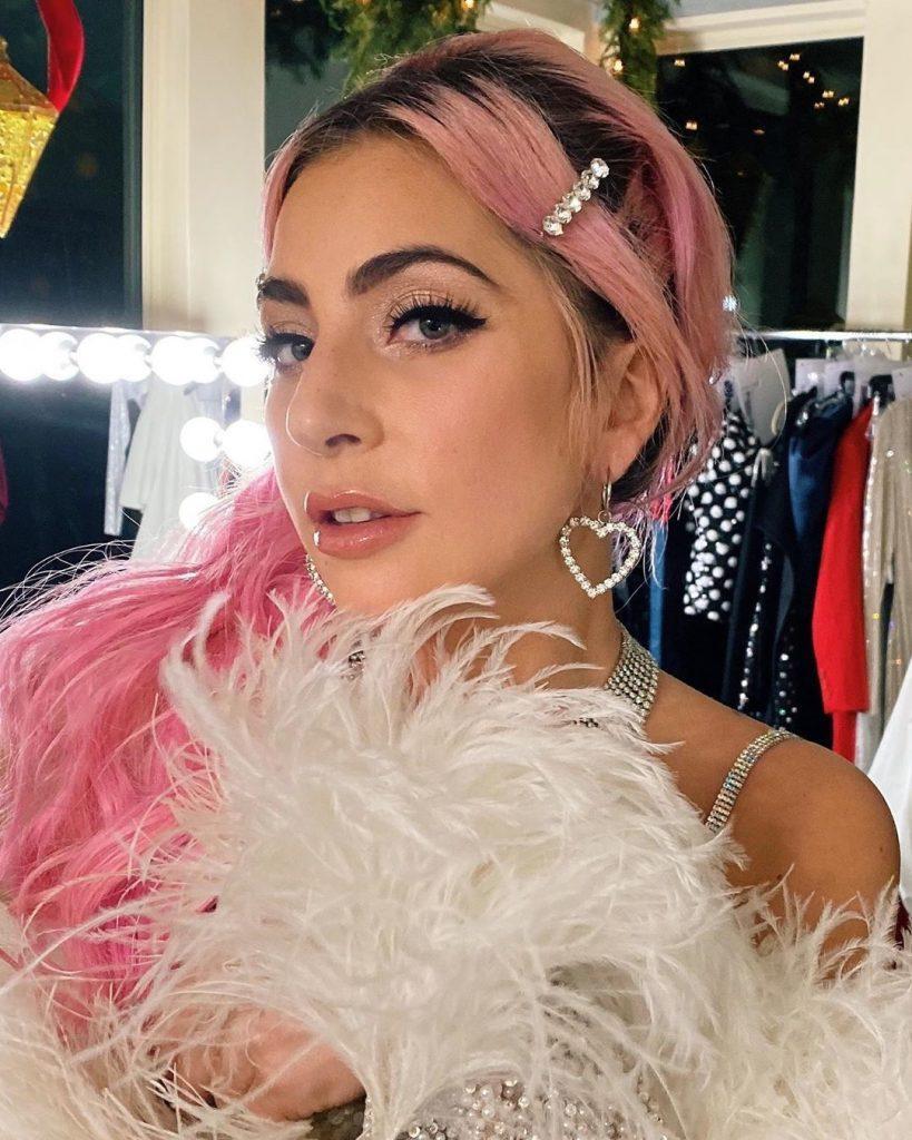 Lady Gaga com o cabelo rosa longo com presilha brilhante