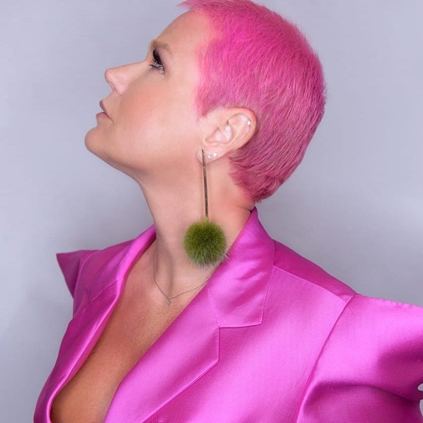 Xuxa com o cabelo rosa raspado