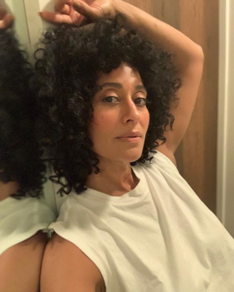 mulher com cabelo cacheado médio