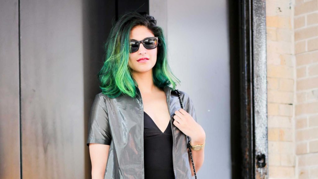 Mulher com cabelo verde vibrante médio