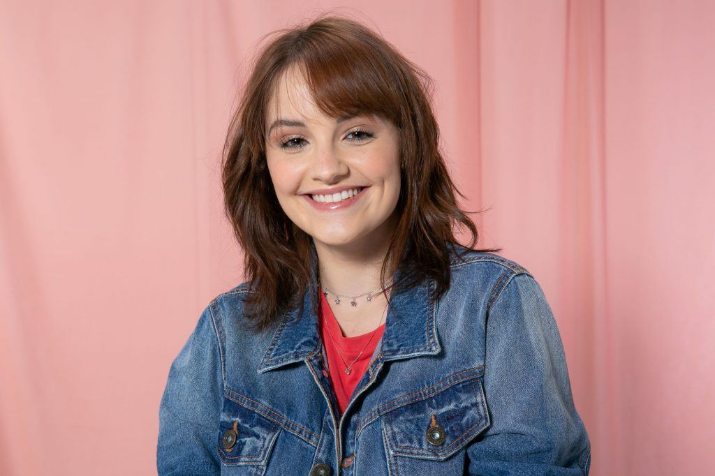 Modelo com cabelo solto e franja lateral bagunçada
