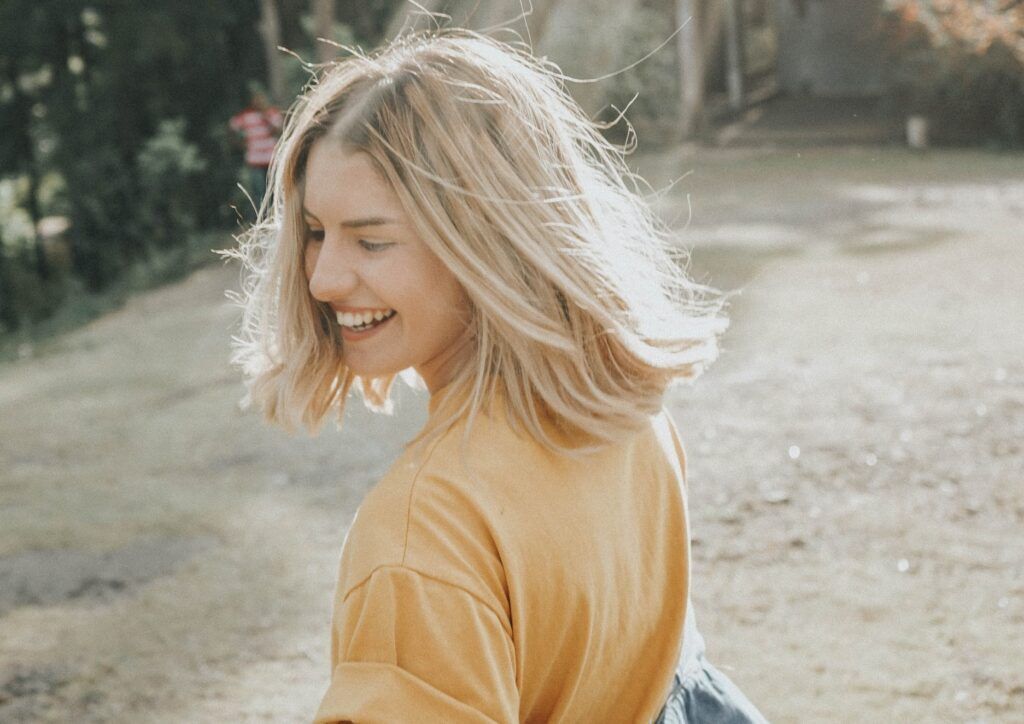mulher loira com cabelo clareado com camomila