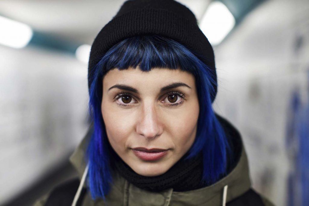 Mulher com cabelo azul curto com franja