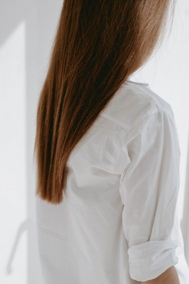 mulher com cabelo liso reto