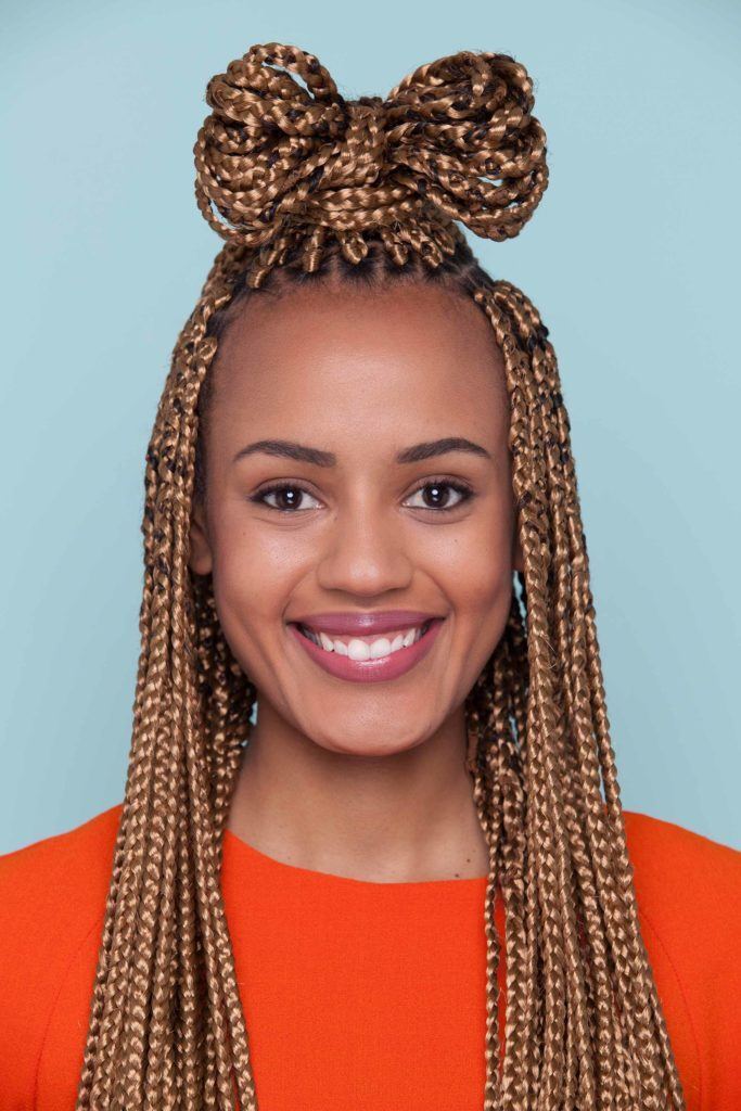 Mulher mostra resultado do coque de laço com box braids