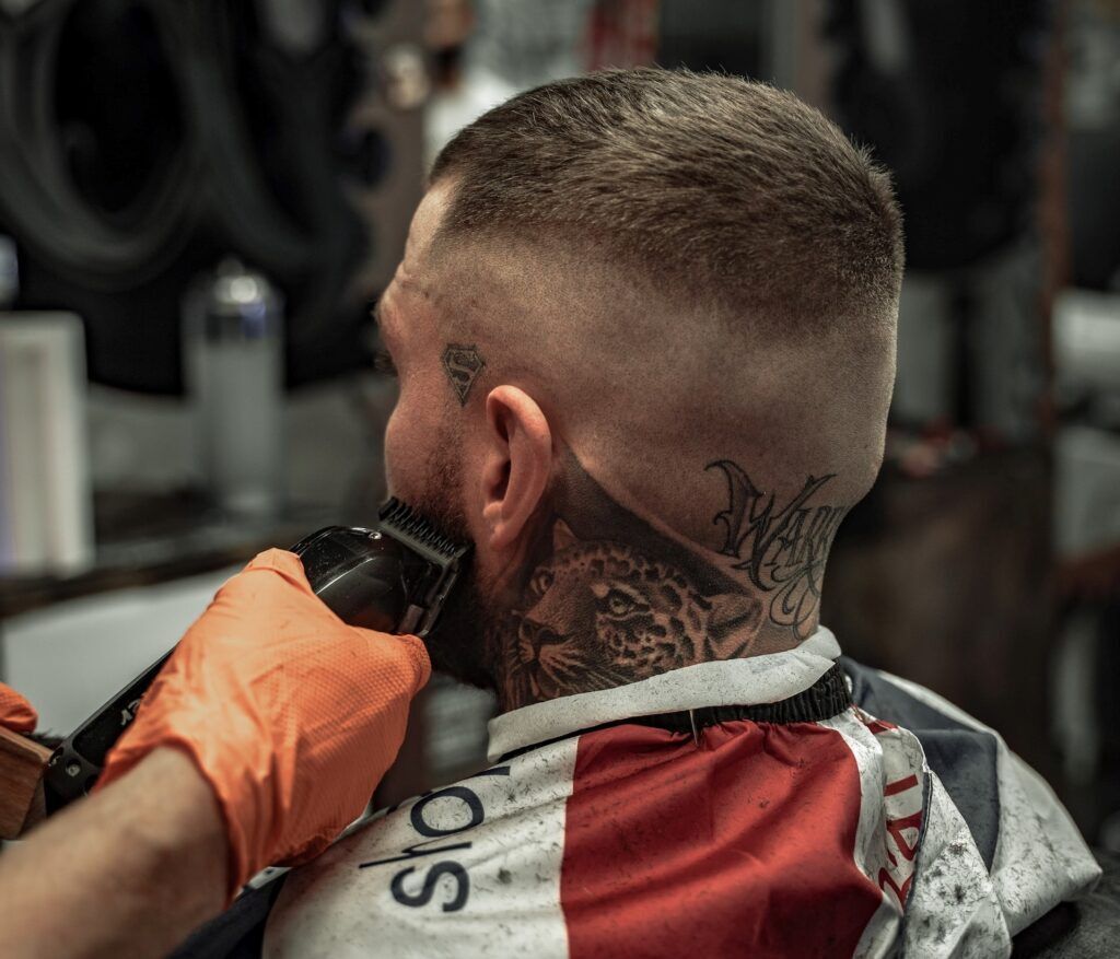 Homem fazendo um corte undercut raspado no cabelo loiro liso