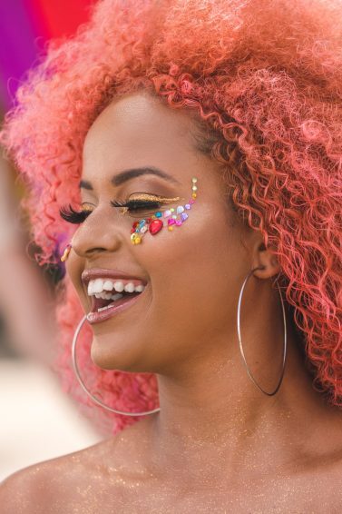 Mulher com cabelos cacheados cor de rosa no Carnaval