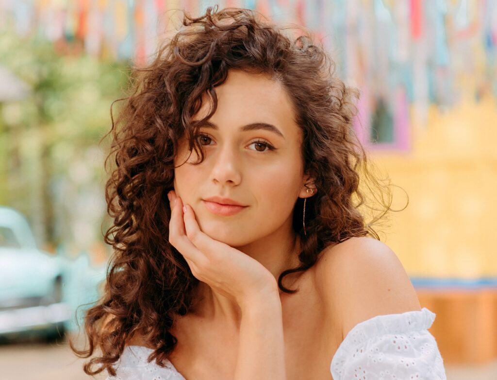 Mulher com cabelo cacheado depois de fazer desprogressiva