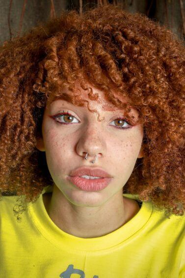 mulher com cabelo ruivo cacheado