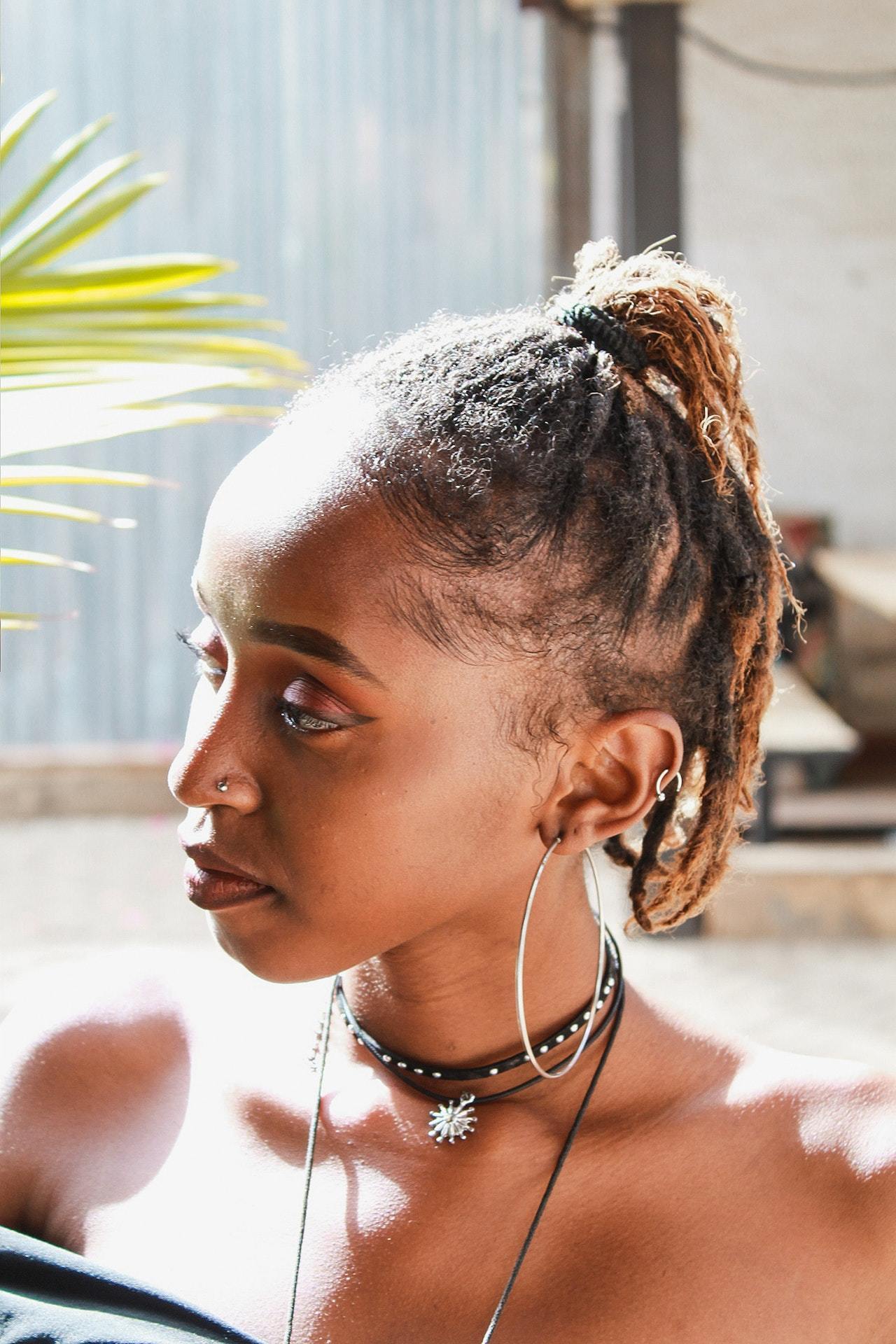 Dread feminino: tipos, como fazer e cuidar - tire suas dúvidas!