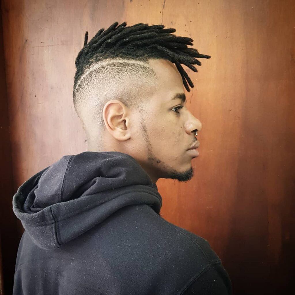 Homem com dread masculino curto no cabelo