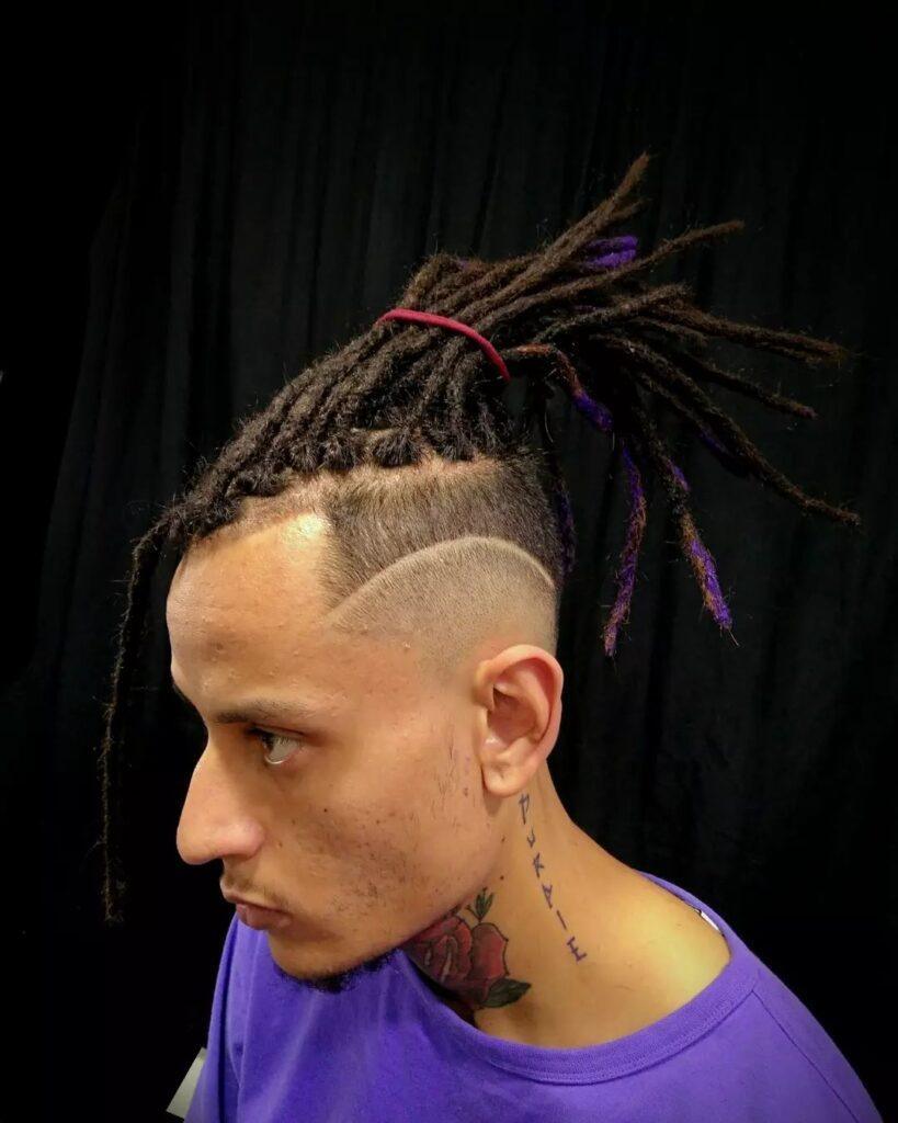 Homem com dread masculino curto no cabelo