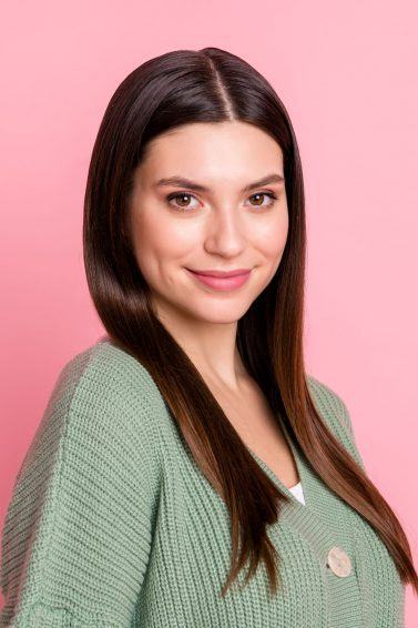 mulher com cabelo castanho longo e liso