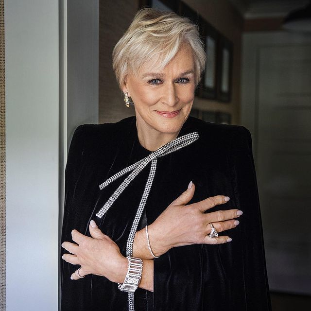 Glenn Close com cabelo curto
