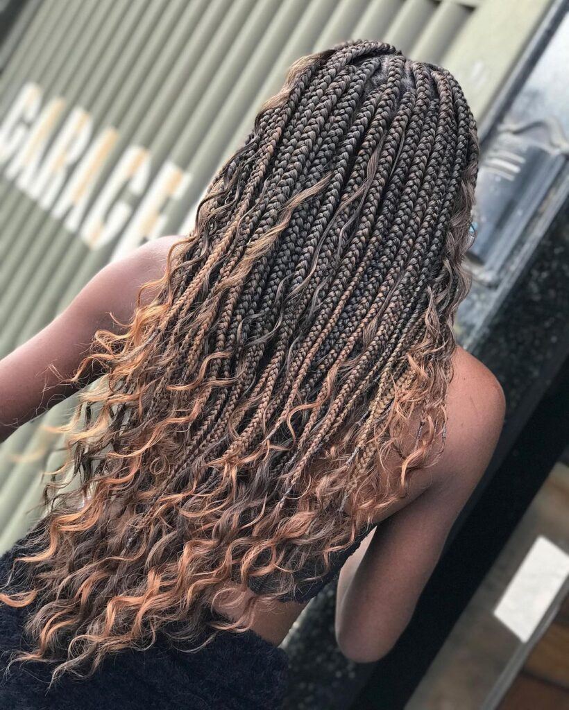 Close da parte de trás do cabelo castanho com trança goddess braid com luzes castanhas nas pontas