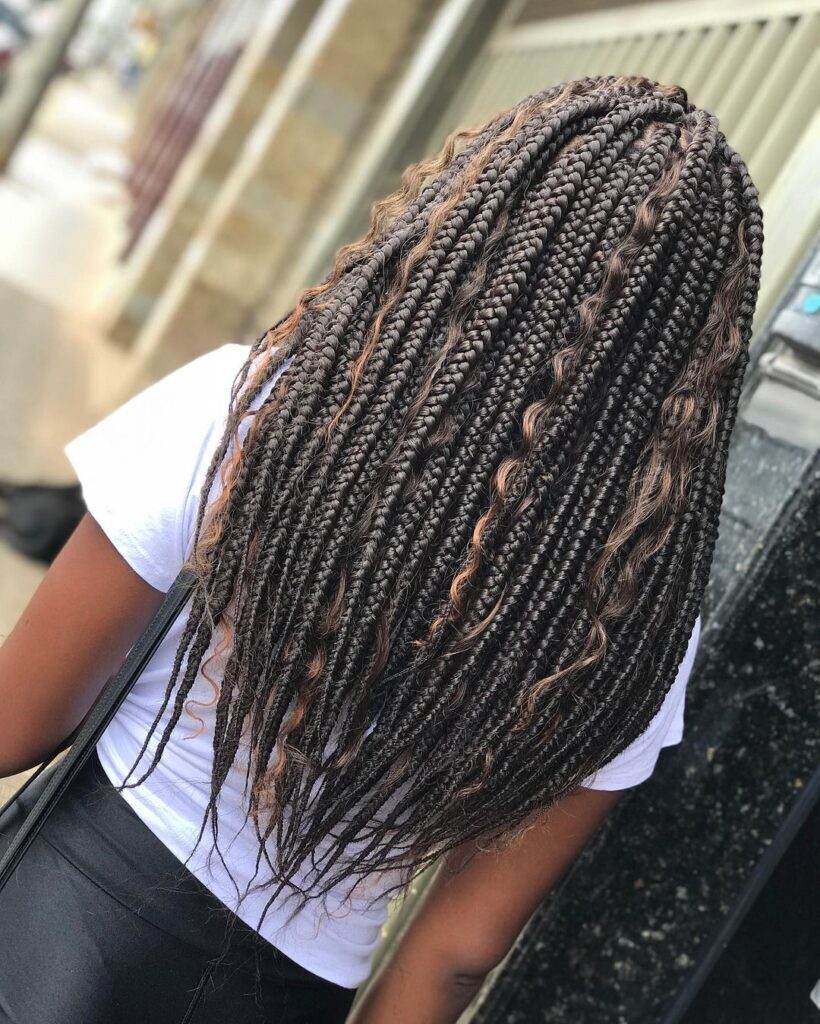 Close da parte de trás de um cabelo longo com tranças goddess braids castanhas