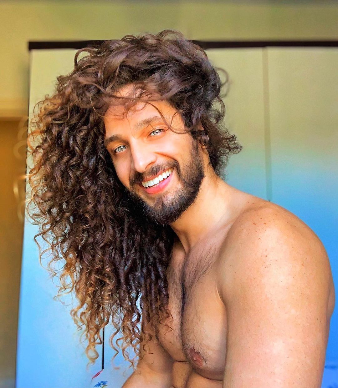 homem com cabelo cacheado ombré hair