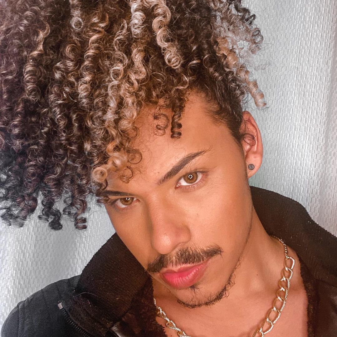 12 homens com cabelo cacheado no Instagram que vão inspirar você