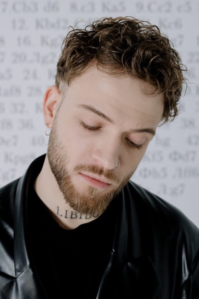 homem loiro com cabelo ondulado curto