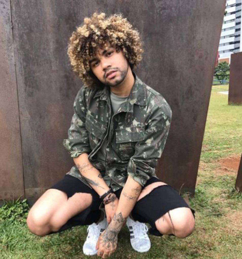 modelo de homens com cabelo cacheado no Instagram
