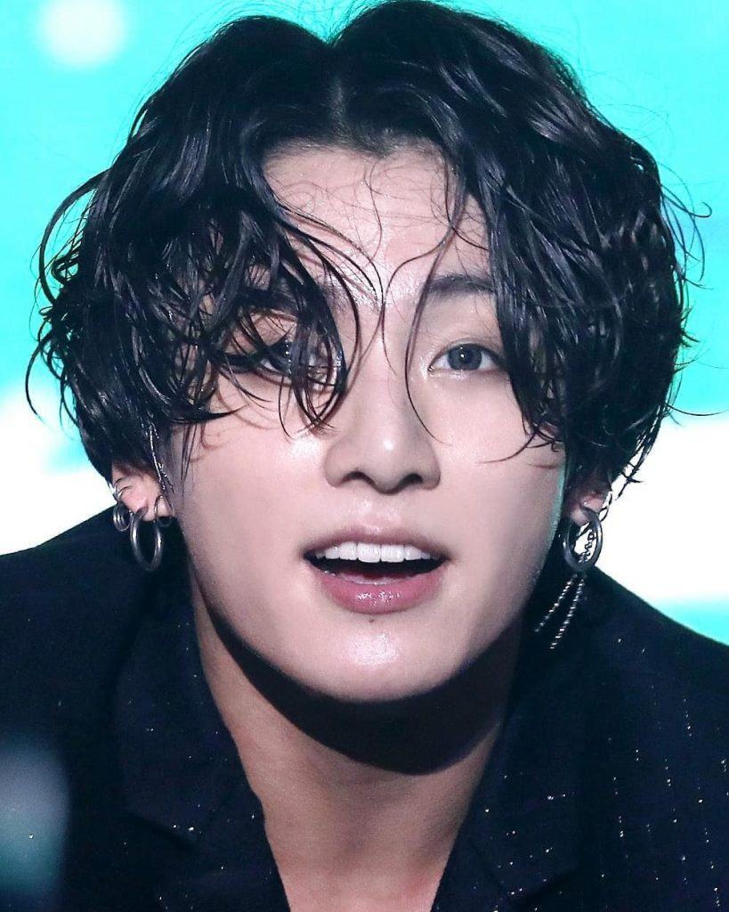 Jeon Jungkook com cabelos pretos e mais longos