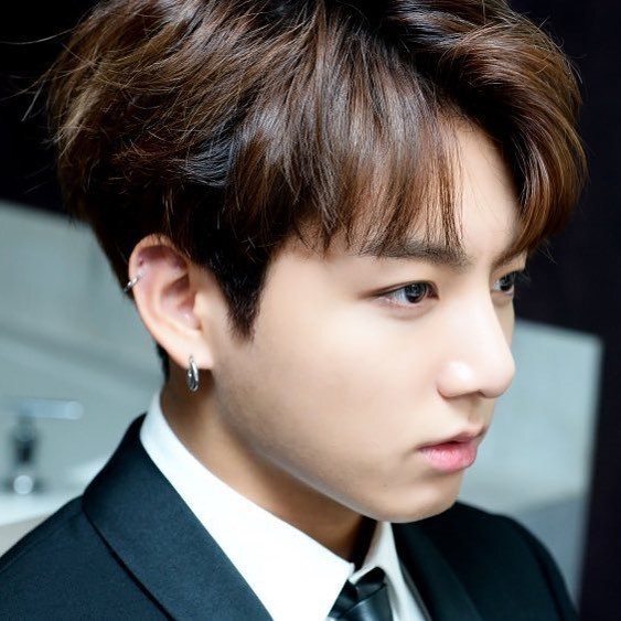 Jeon Jungkook com cabelos castanhos