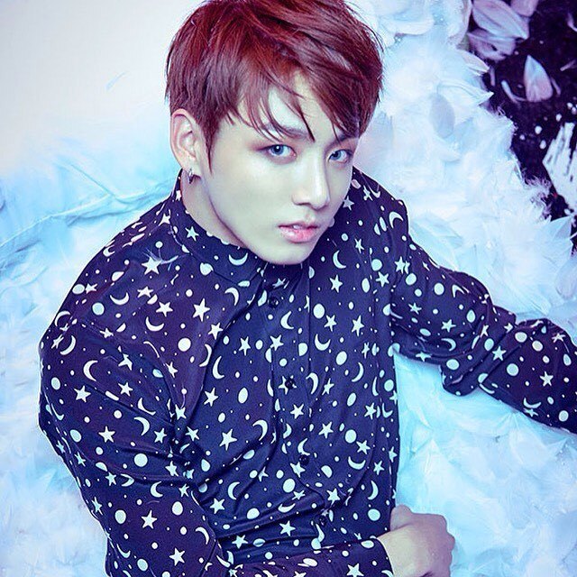 Jeon Jungkook com cabelo vermelho