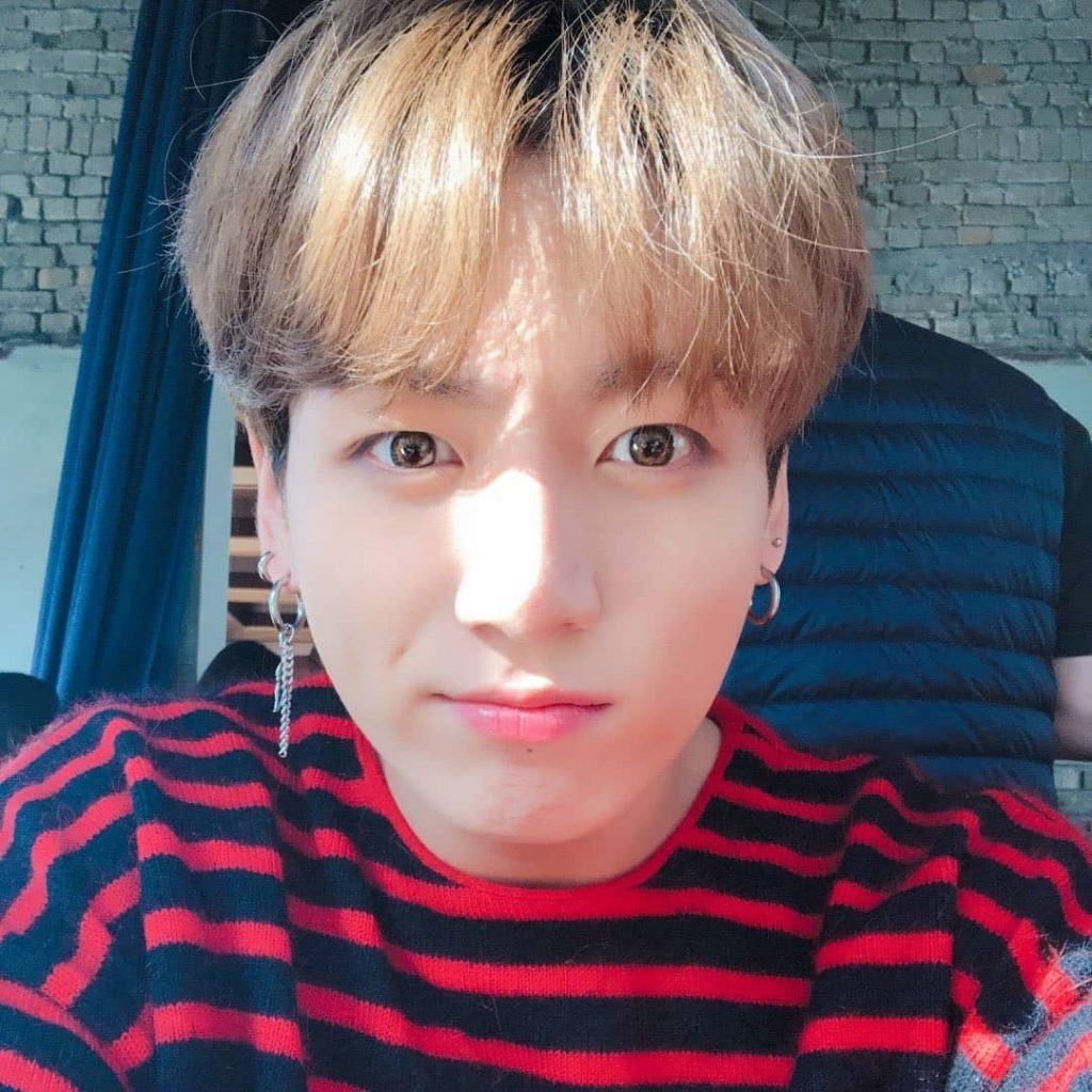 Jeon Jungkook com cabelo loiro