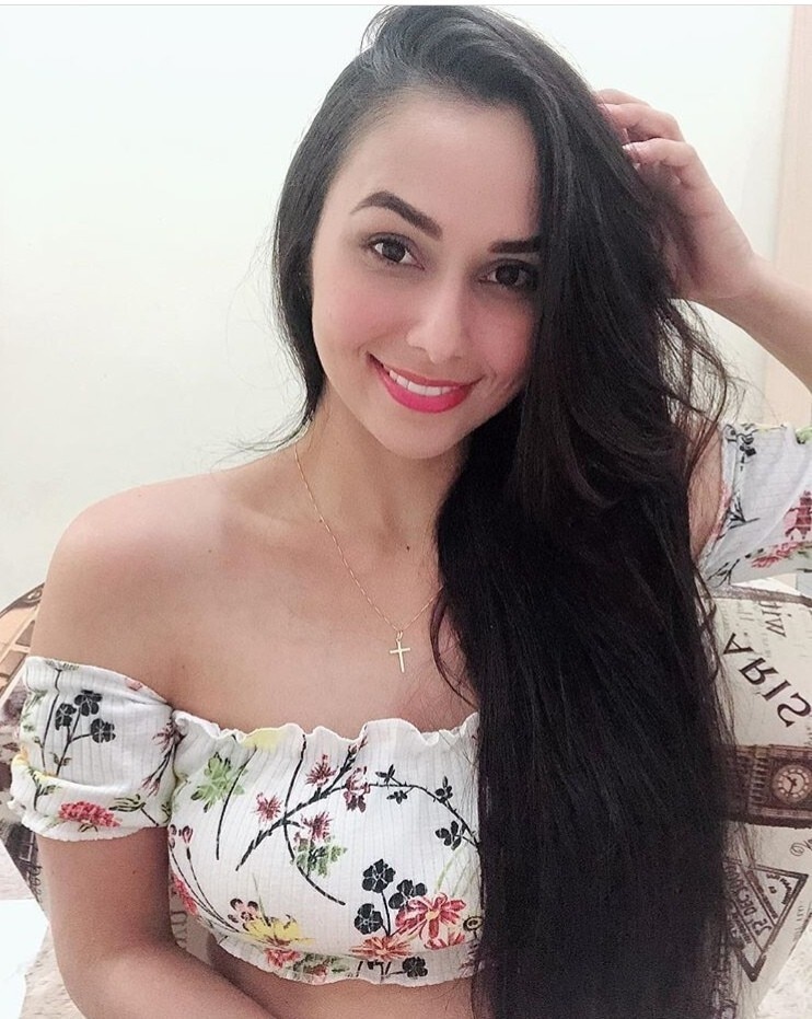 menina de cabelo longo e preto