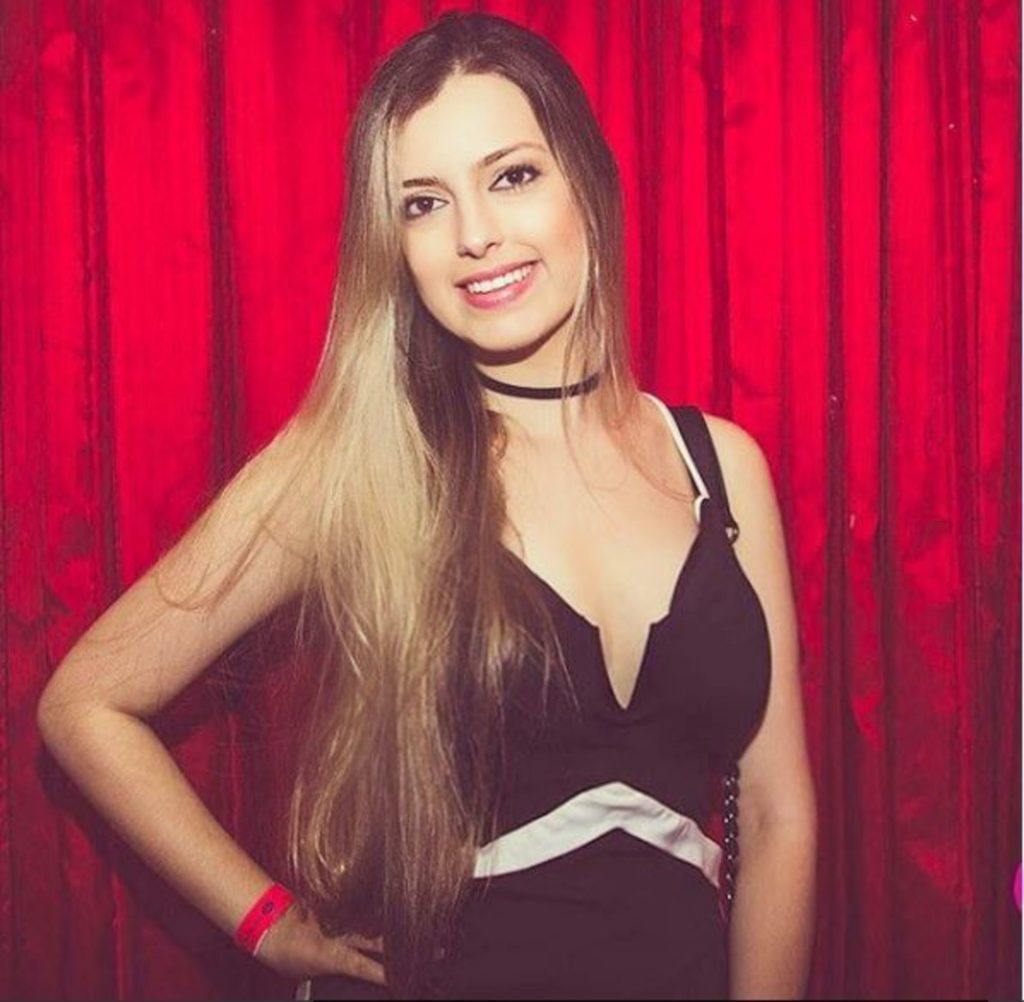 Mulher com cabelo liso e loiro comprido