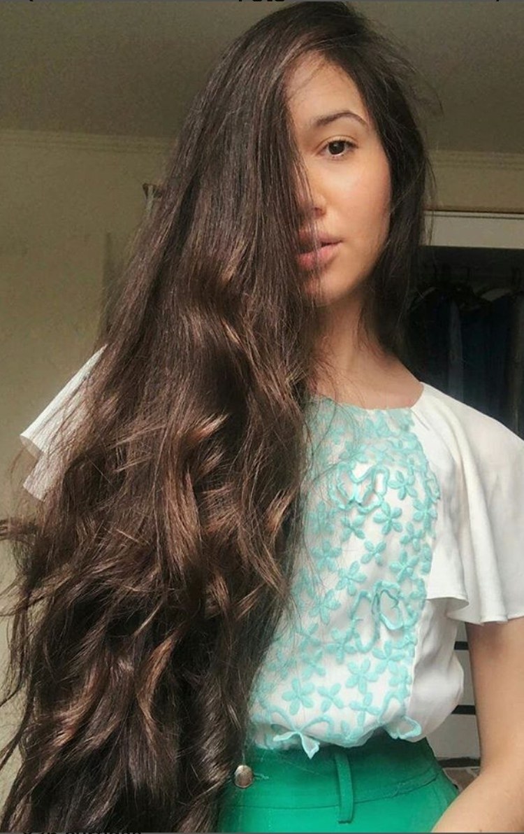 Mulher com cabelo longo ondulado
