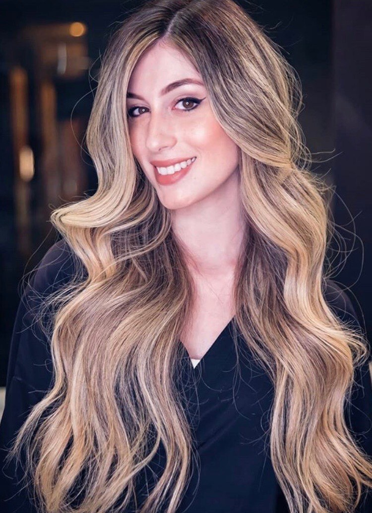 Mulher com cabelo longo loiro