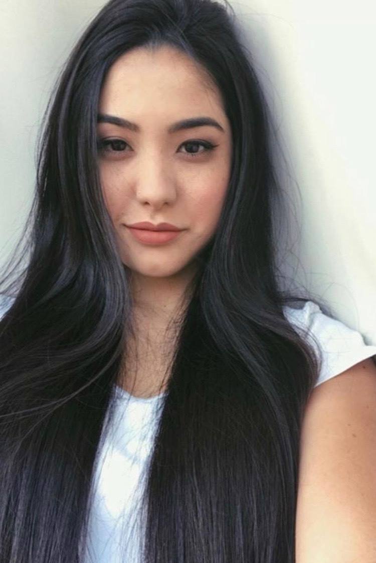 Mulher com cabelo longo preto