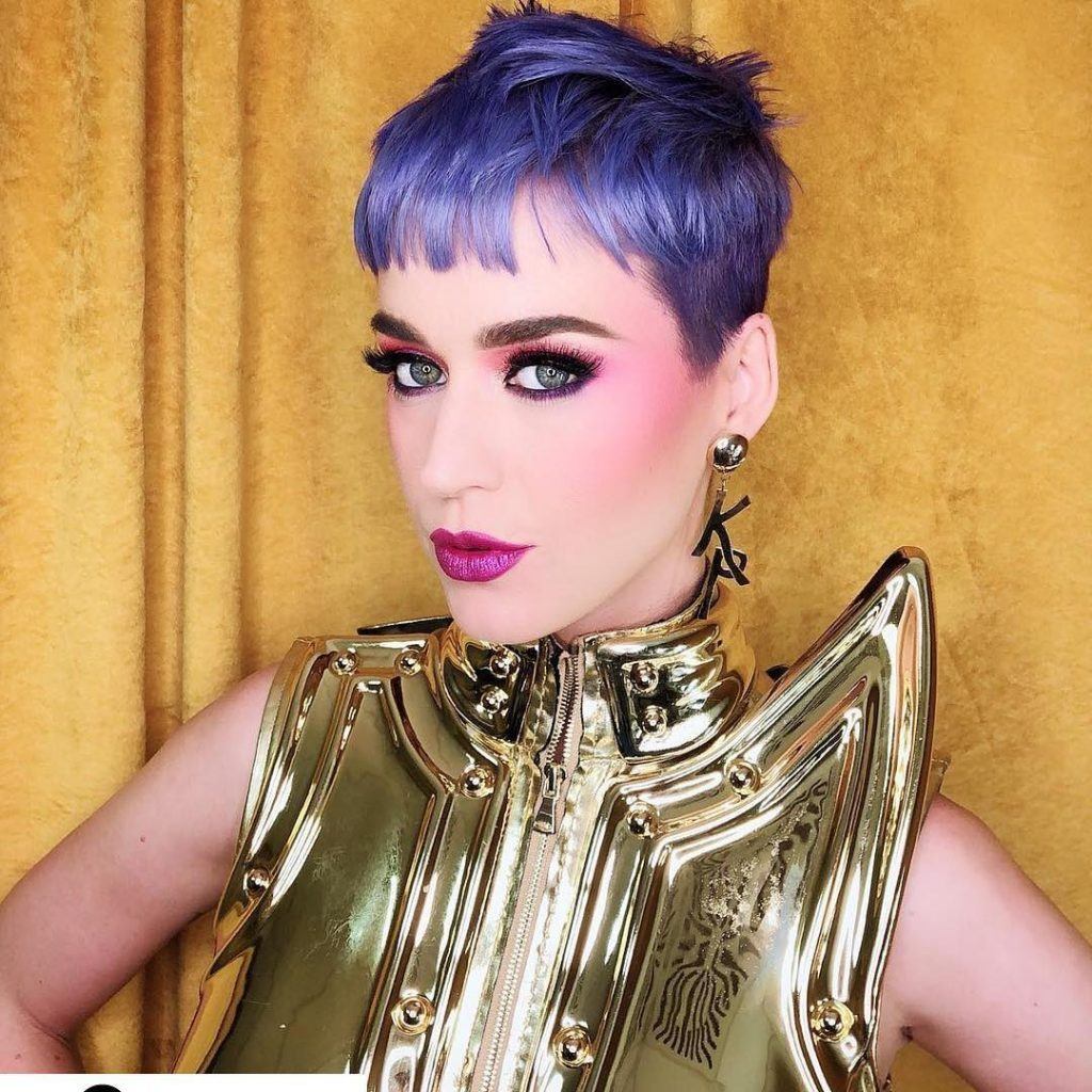 Katy Perry com cabelo curto e roxo