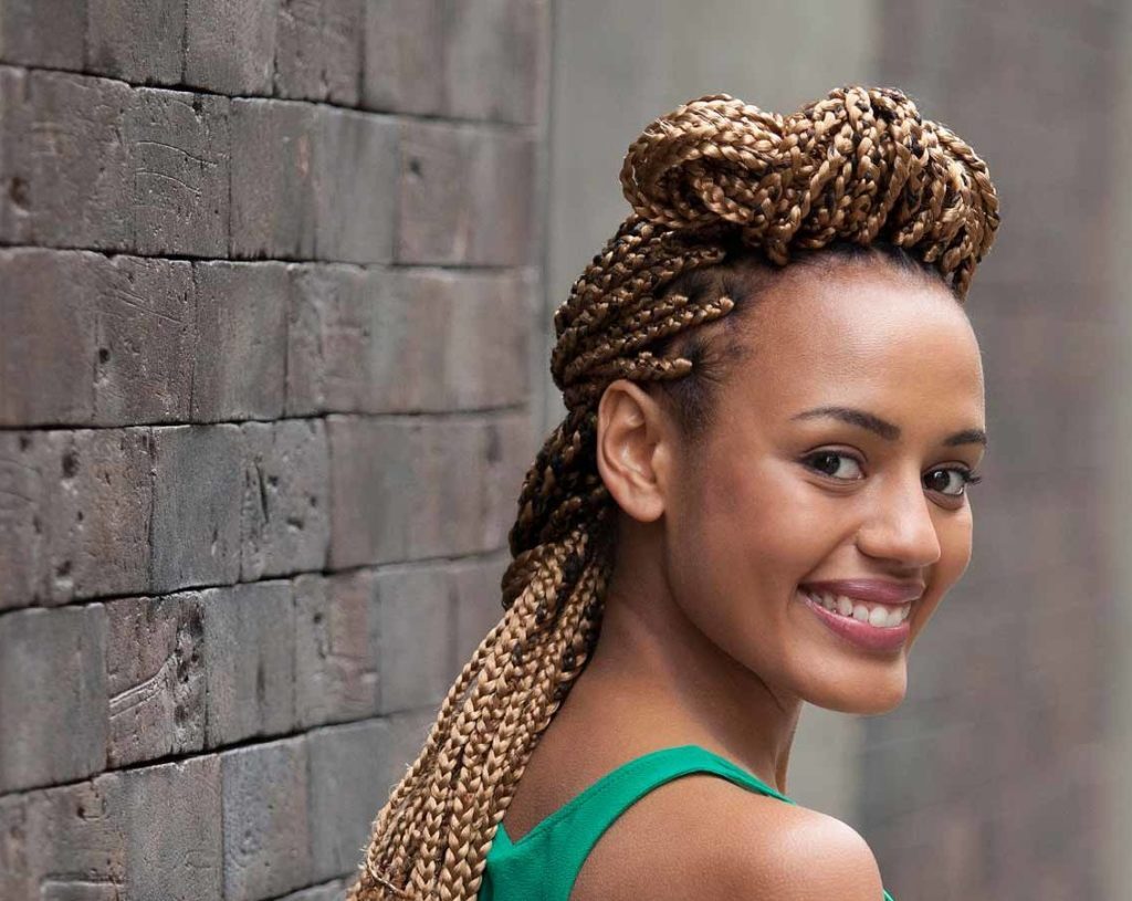 modelo de penteado box braids com topete laço