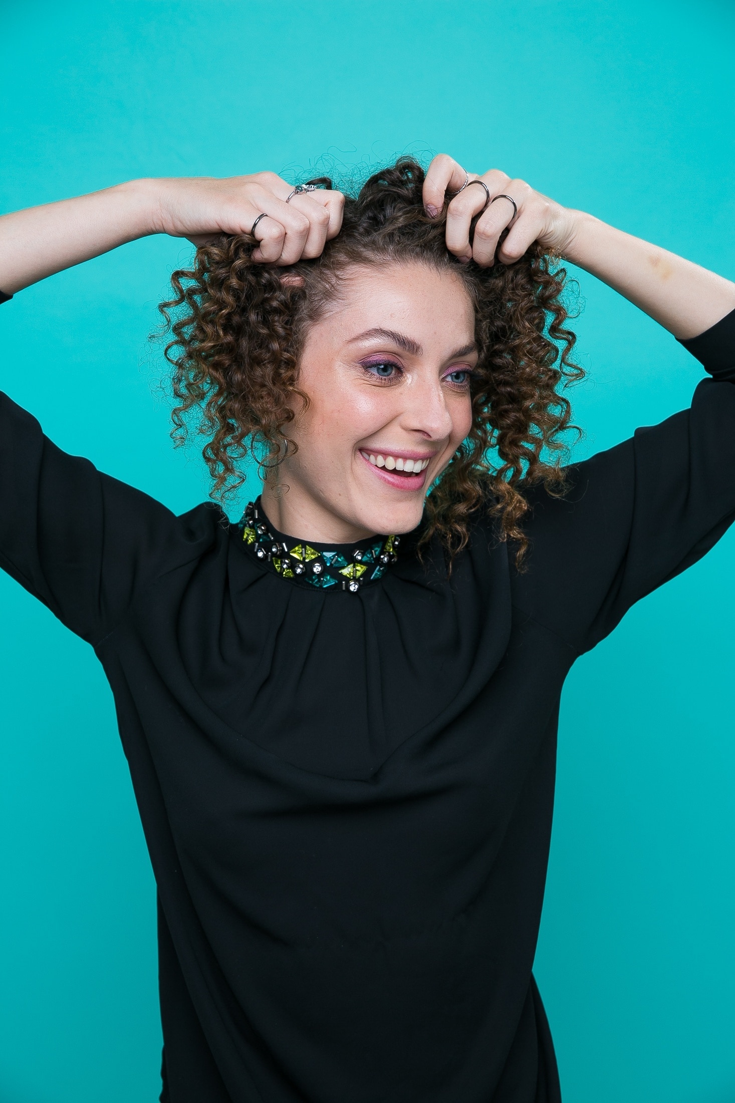 modelo ilustra cuidado ao prender o cabelo para não quebrar