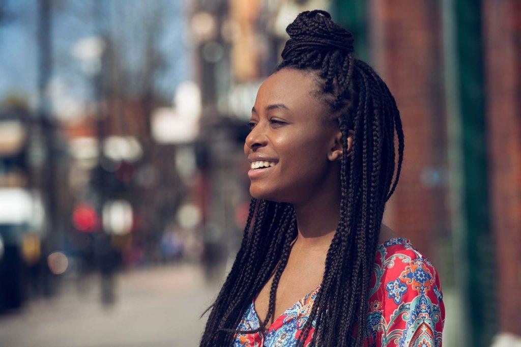 Coque semipreso - ou half bun - está entre os penteados com box braids