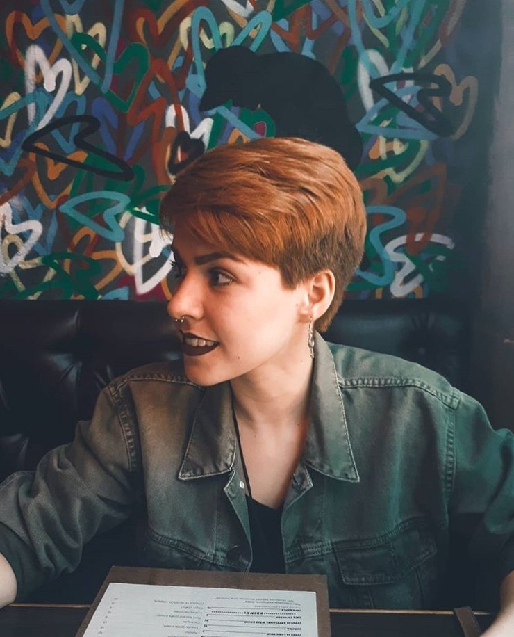 menina de corte pixie no tom ruivo