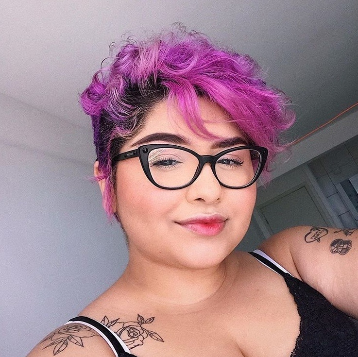 menina de cabelo curto colorido