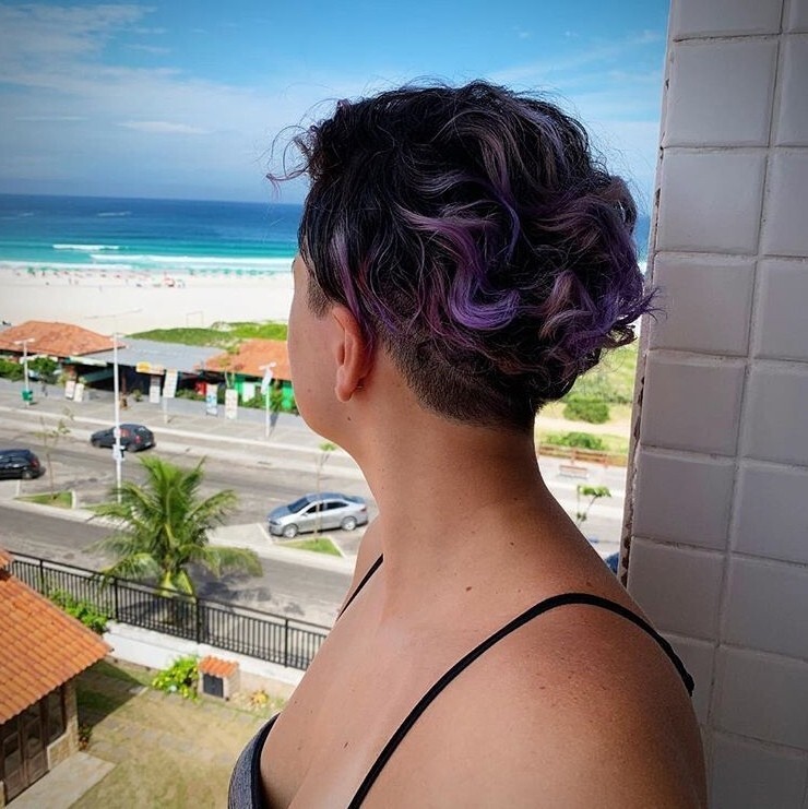 menina de cabelo curto undercut de cor roxa