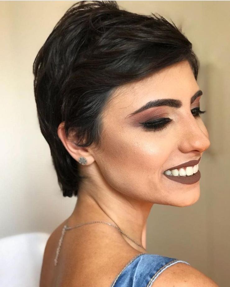 mulher de cabelo curto com corte pixie preto