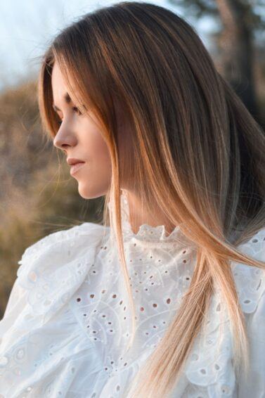 mulher de lado com cabelo liso ombré hair loiro