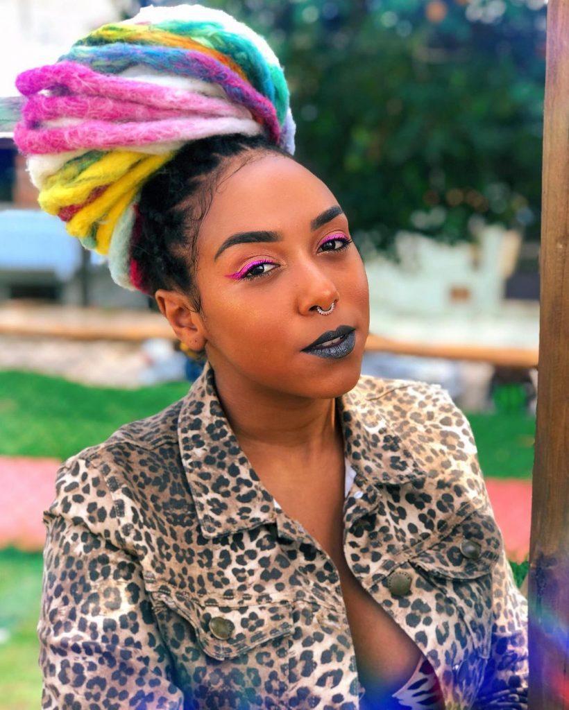 mulher com dreads coloridos