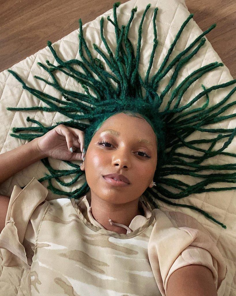 mulher deitada com dreads no cabelo