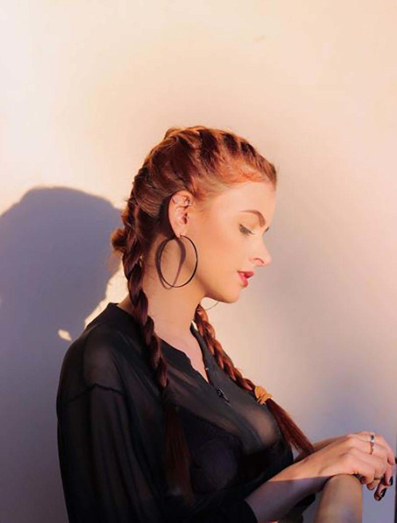 blogueira ruiva nicole rezendo com penteado de trança boxeadora